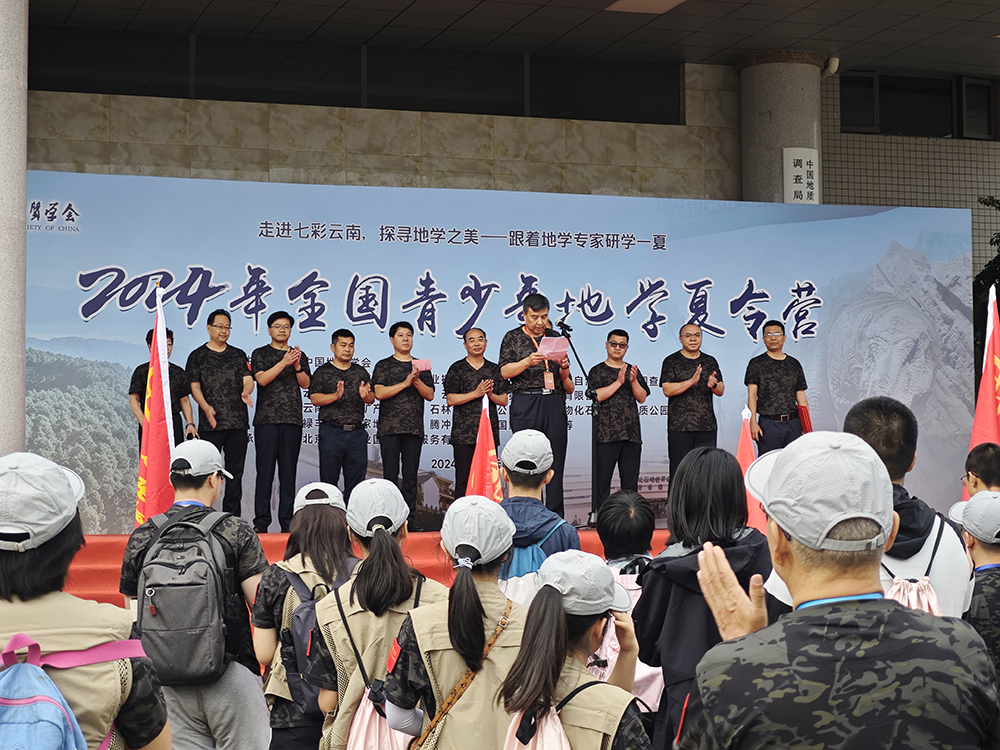 （朱立新在开营仪式上发表讲话）