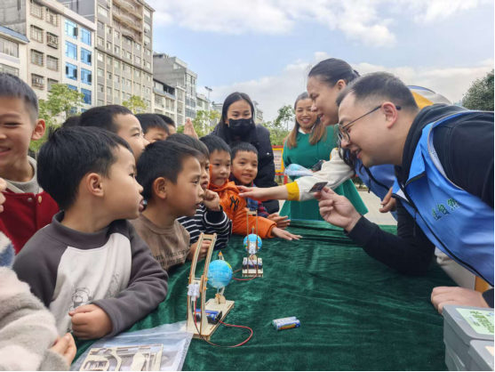 学会科普志愿者现场讲解科普知识