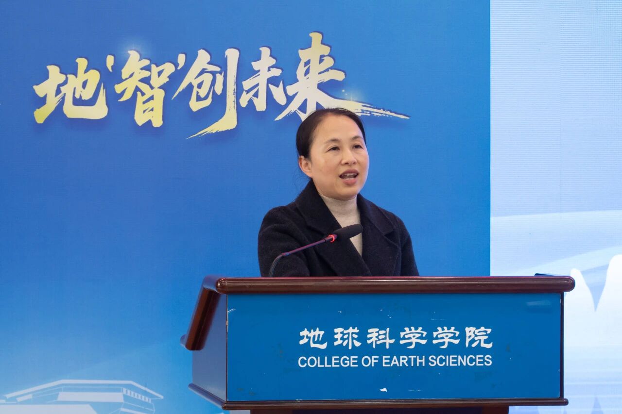 学院党委副书记唐丽华为大会主持