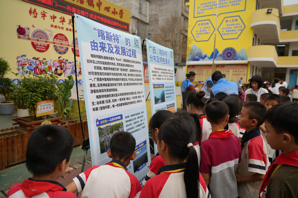 学生参观科普展板